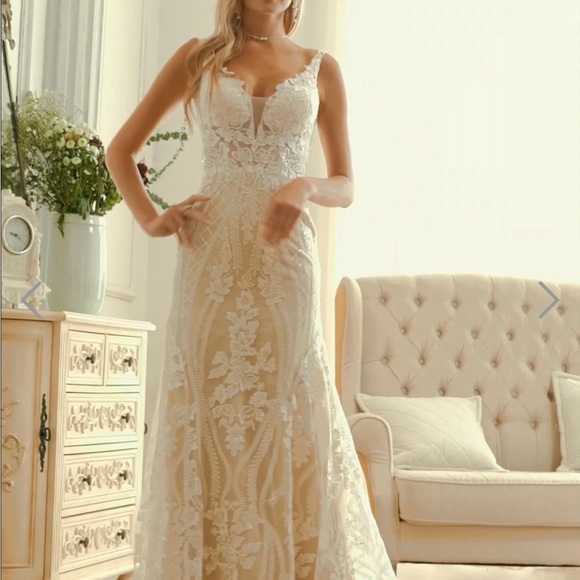 Bridal wedding dress never worn. Found something else I wanted. Color is white - Picture 2 of 7